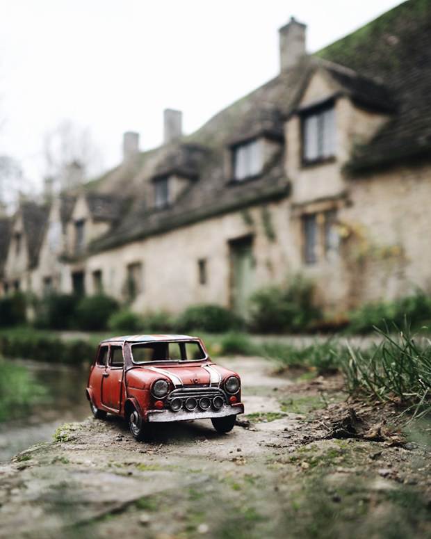 Oyuncak araba ile dünya turu