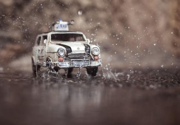 Oyuncak araba ile dünya turu