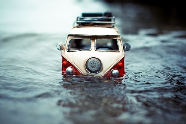 Oyuncak araba ile dünya turu