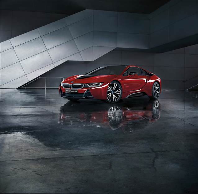 Özel kırmızı BMW i8 Celebration Edition