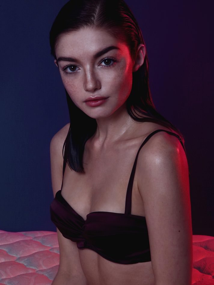 Çilleri ile bambaşka güzelliğe sahip: Monica Ollander