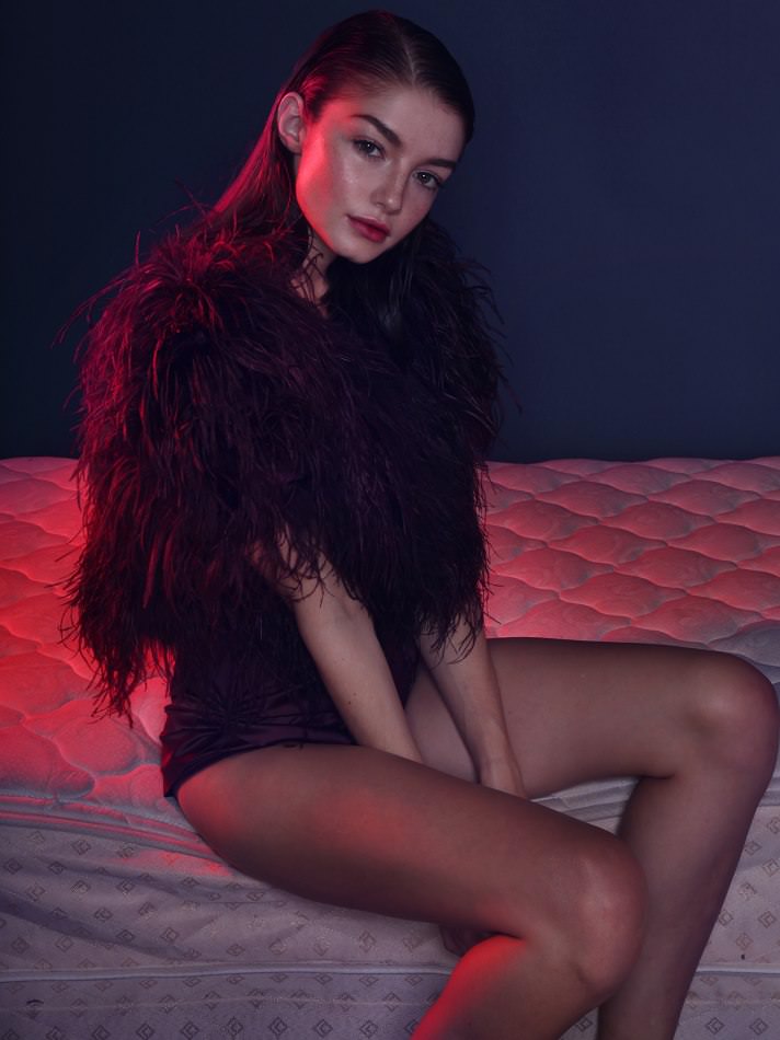 Çilleri ile bambaşka güzelliğe sahip: Monica Ollander