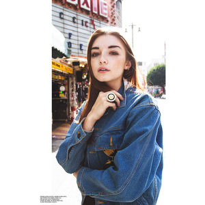 Çilleri ile bambaşka güzelliğe sahip: Monica Ollander