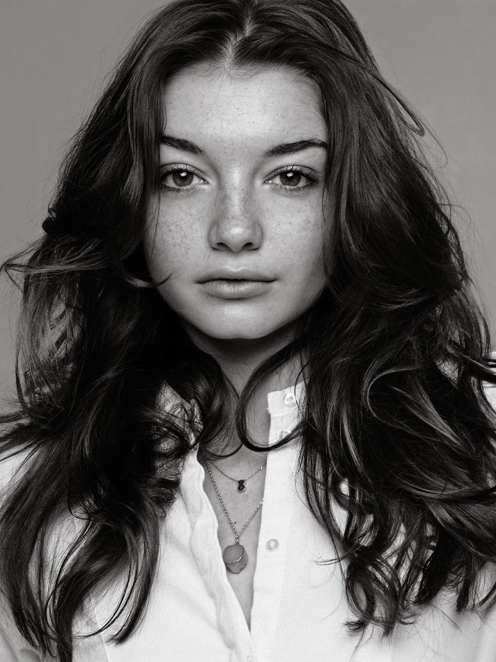 Çilleri ile bambaşka güzelliğe sahip: Monica Ollander