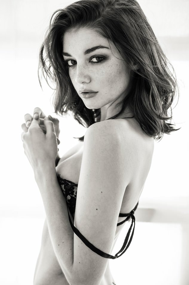 Çilleri ile bambaşka güzelliğe sahip: Monica Ollander