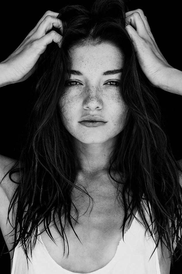 Çilleri ile bambaşka güzelliğe sahip: Monica Ollander