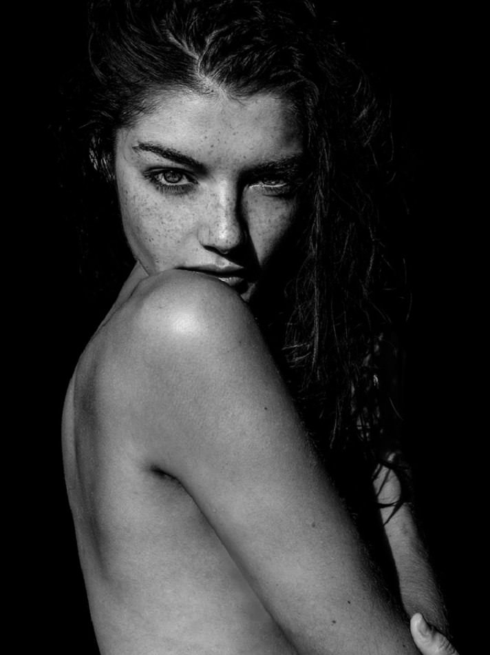 Çilleri ile bambaşka güzelliğe sahip: Monica Ollander