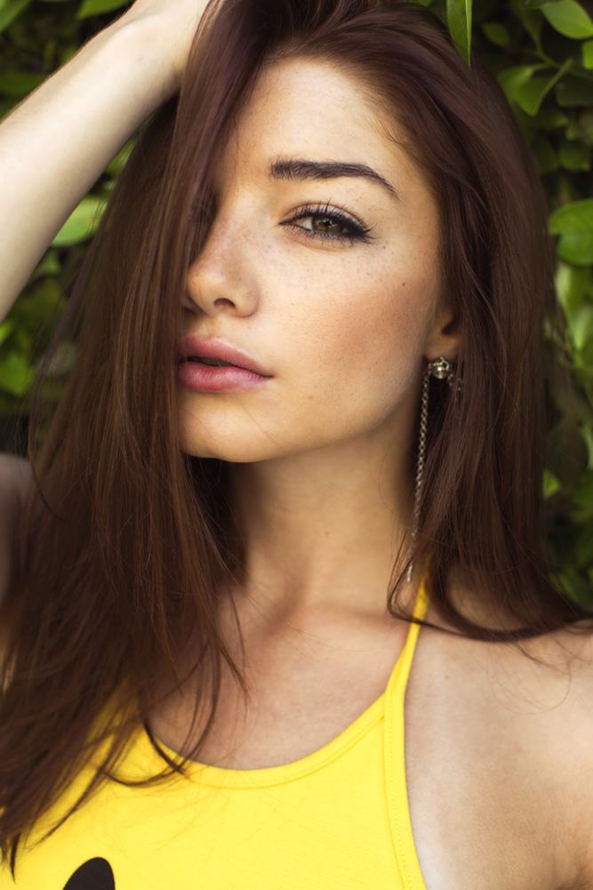 Çilleri ile bambaşka güzelliğe sahip: Monica Ollander