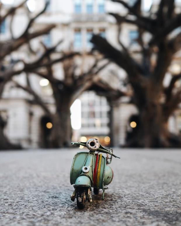 Oyuncak araba ile dünya turu