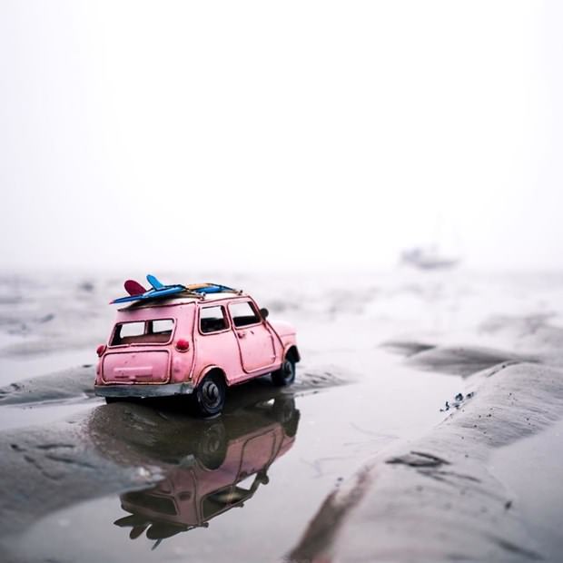 Oyuncak araba ile dünya turu