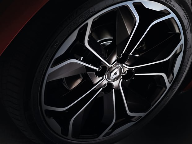 Yenilenen Clio görücüye çıkıyor