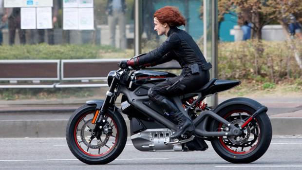 Scarlett Johansson’ın elektrikli motosikleti satışa çıkacak