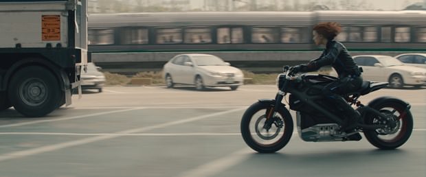 Scarlett Johansson’ın elektrikli motosikleti satışa çıkacak