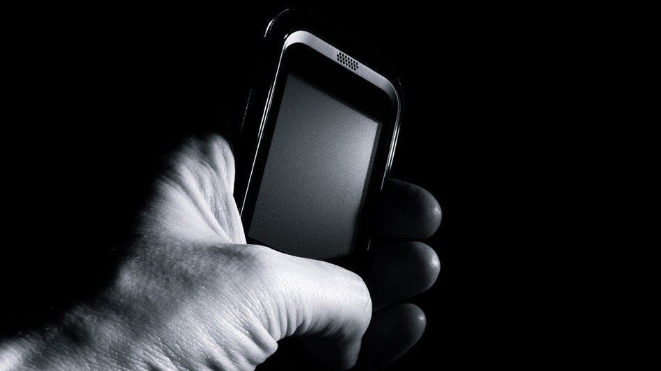 Karanlıkta telefon kullanmak geçici körlüğe mi sebep oluyor