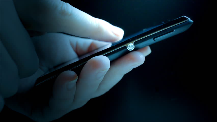 Karanlıkta telefon kullanmak geçici körlüğe mi sebep oluyor