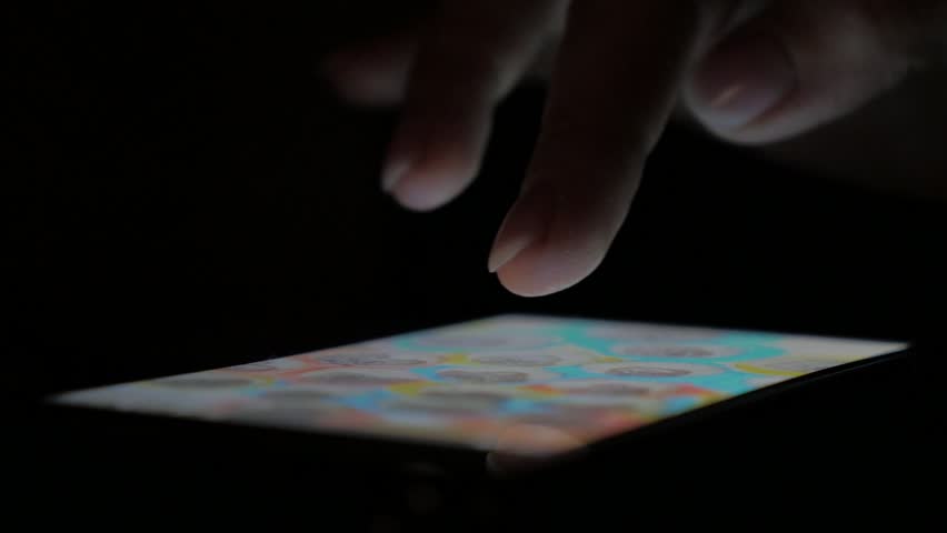 Karanlıkta telefon kullanmak geçici körlüğe mi sebep oluyor