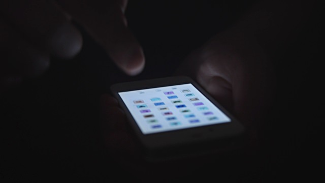 Karanlıkta telefon kullanmak geçici körlüğe mi sebep oluyor