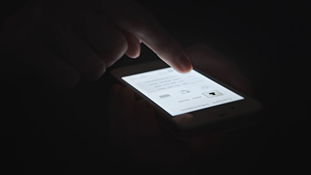 Karanlıkta telefon kullanmak geçici körlüğe mi sebep oluyor