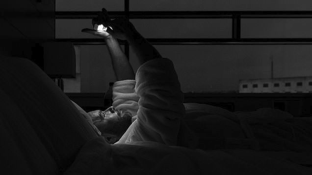 Karanlıkta telefon kullanmak geçici körlüğe mi sebep oluyor