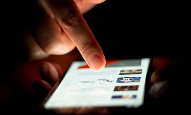 Karanlıkta telefon kullanmak geçici körlüğe mi sebep oluyor