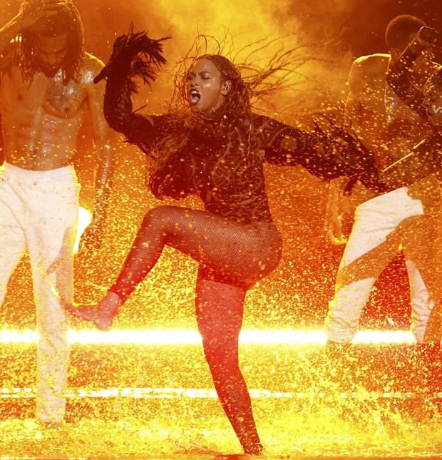 Rihanna’nın 4 bin dolarlık pantolon çizmesi