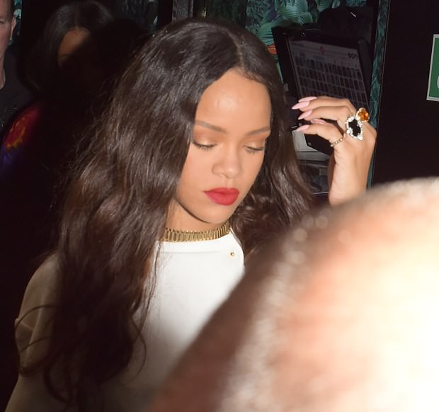 Rihanna’nın 4 bin dolarlık pantolon çizmesi