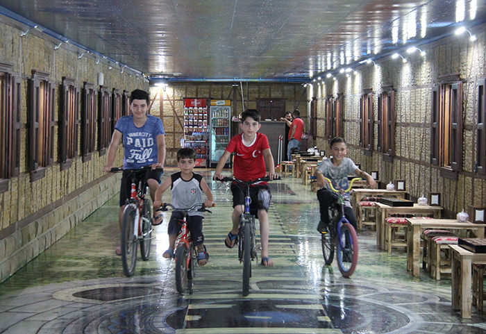 Alt geçit daha çok kullanılsın diye sanat galerisi yapıldı