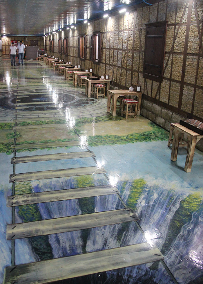 Alt geçit daha çok kullanılsın diye sanat galerisi yapıldı