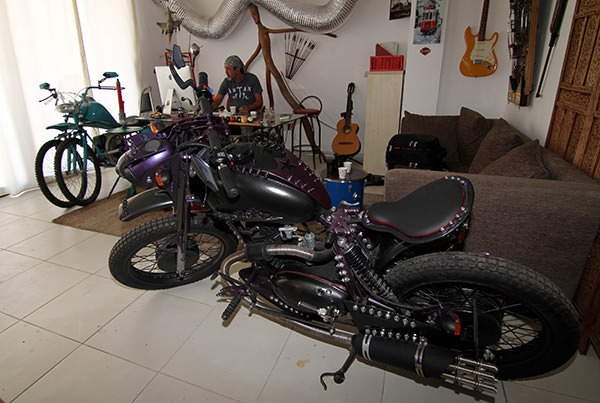 Hurda motosiklet parçalarına hayat veriyor