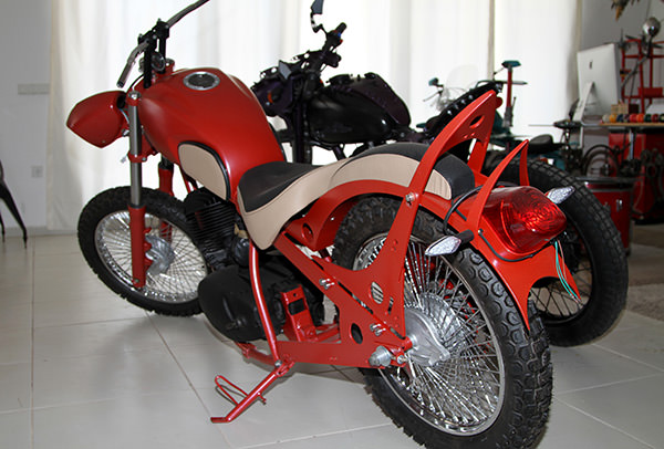 Hurda motosiklet parçalarına hayat veriyor