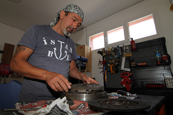 Hurda motosiklet parçalarına hayat veriyor