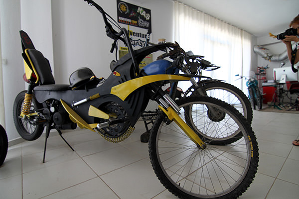 Hurda motosiklet parçalarına hayat veriyor