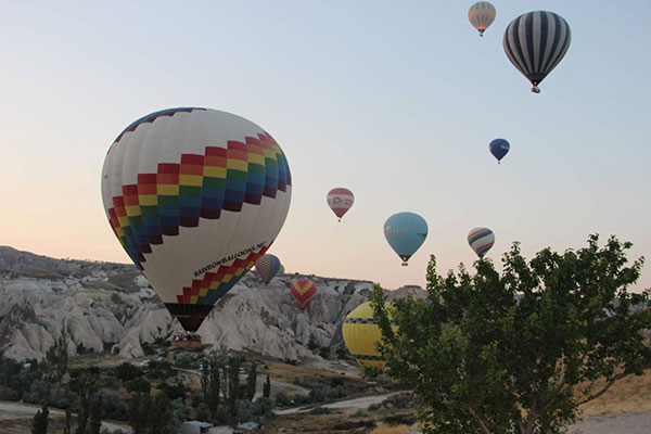 Kapadokya’da turistlerin balon ilgisi