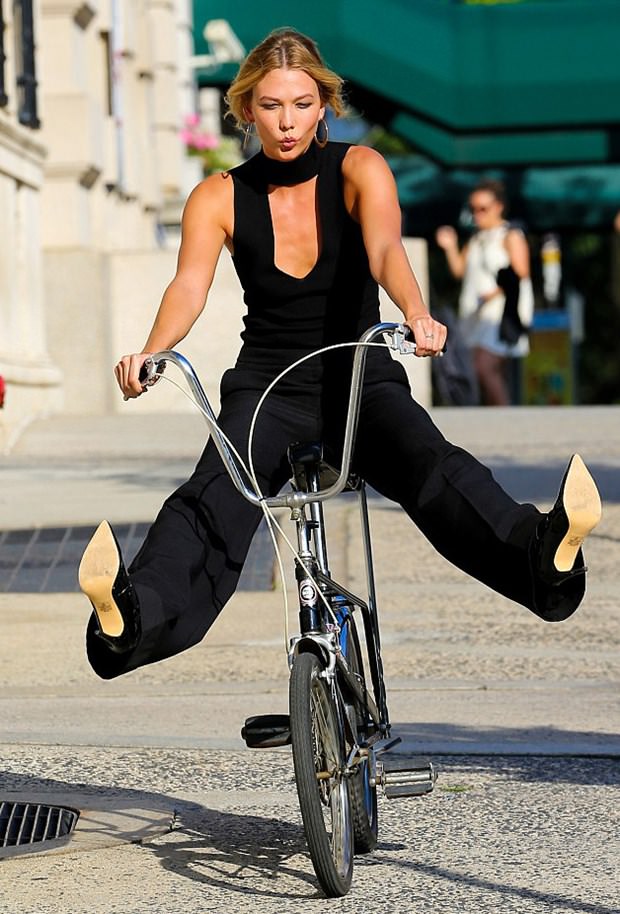 Karlie Klos çekimde akrobat gibi davrandı