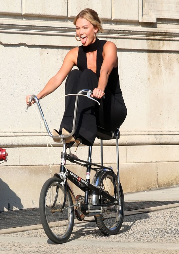 Karlie Klos çekimde akrobat gibi davrandı