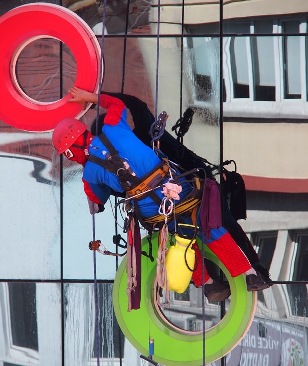 Örümcek Adam camları temizliyor