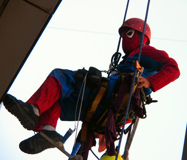 Örümcek Adam camları temizliyor