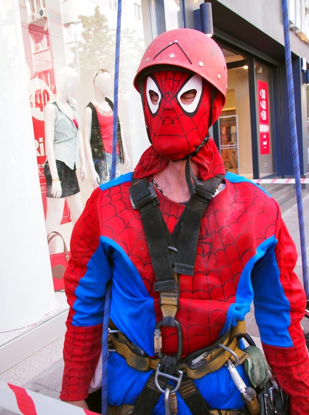 Örümcek Adam camları temizliyor