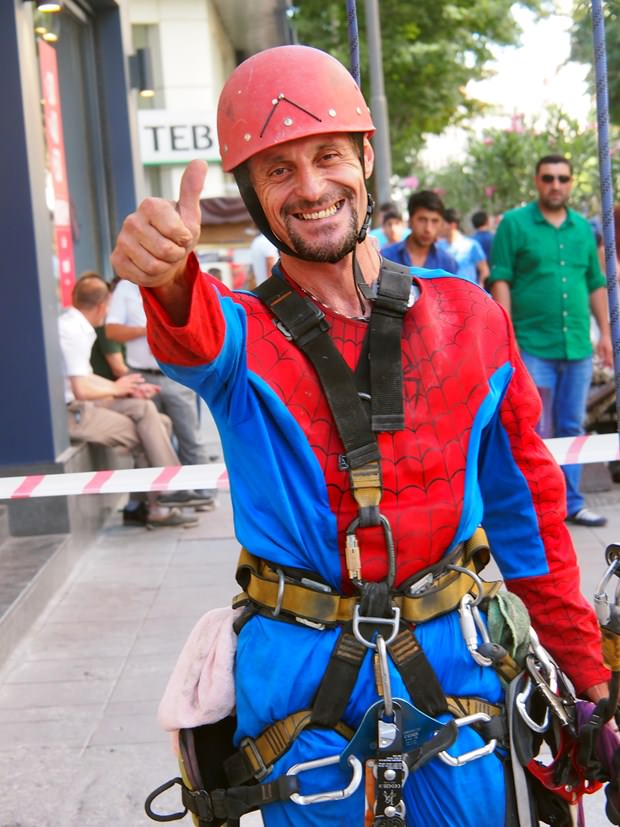 Örümcek Adam camları temizliyor