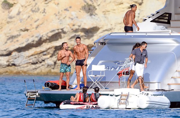 Cristiano Ronaldo arkadaşlarıyla tatilde