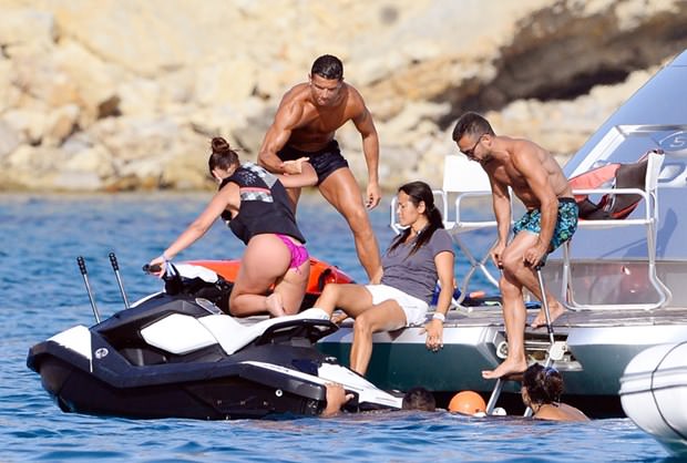 Cristiano Ronaldo arkadaşlarıyla tatilde
