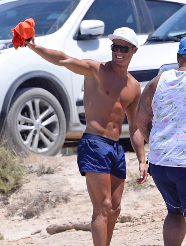 Cristiano Ronaldo arkadaşlarıyla tatilde