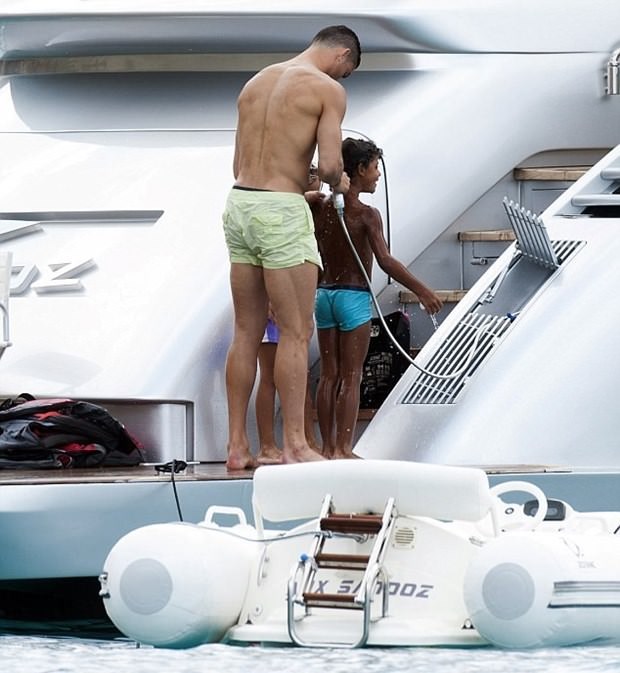 Cristiano Ronaldo arkadaşlarıyla tatilde