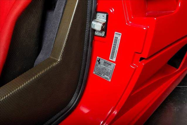 Koleksiyoncular onun peşinde