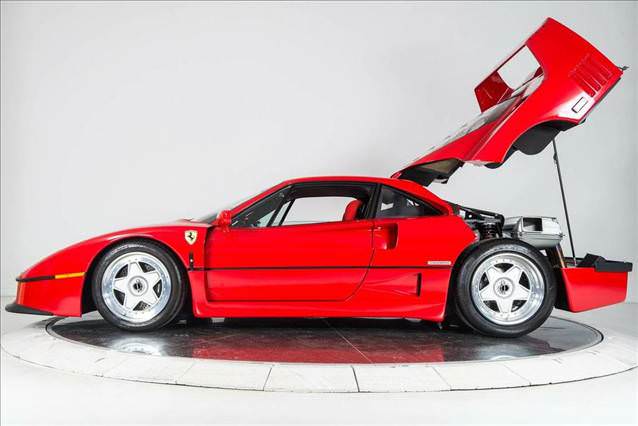 Koleksiyoncular onun peşinde