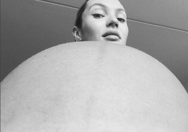 Candice Swanepoel’den hamilelik selfiesi