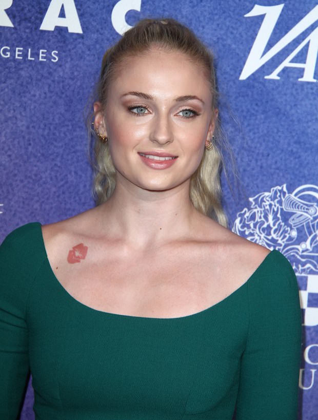 Sophie Turner’ın öpücük dövmesi