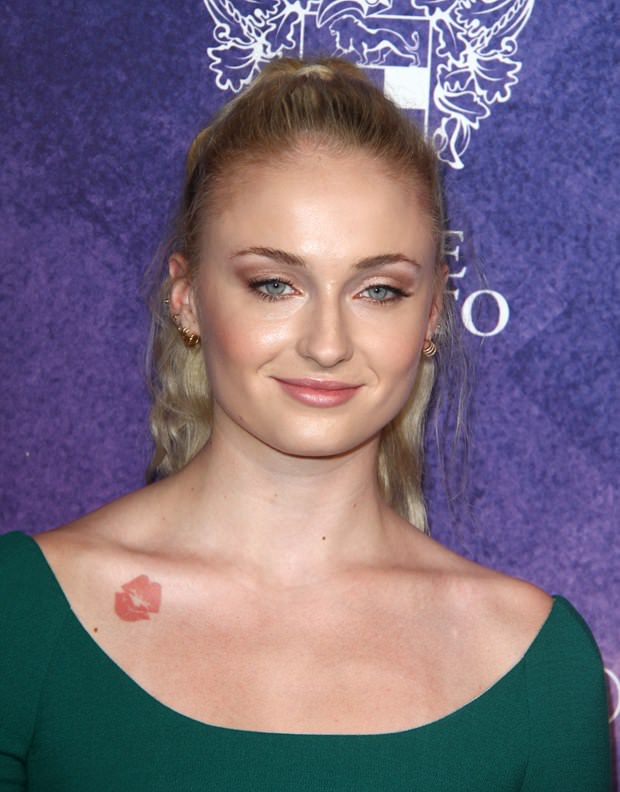 Sophie Turner’ın öpücük dövmesi
