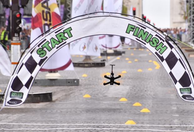 Paris'te drone yarışı