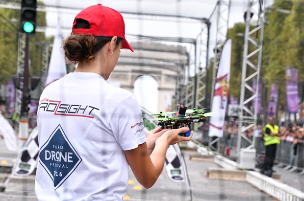 Paris'te drone yarışı